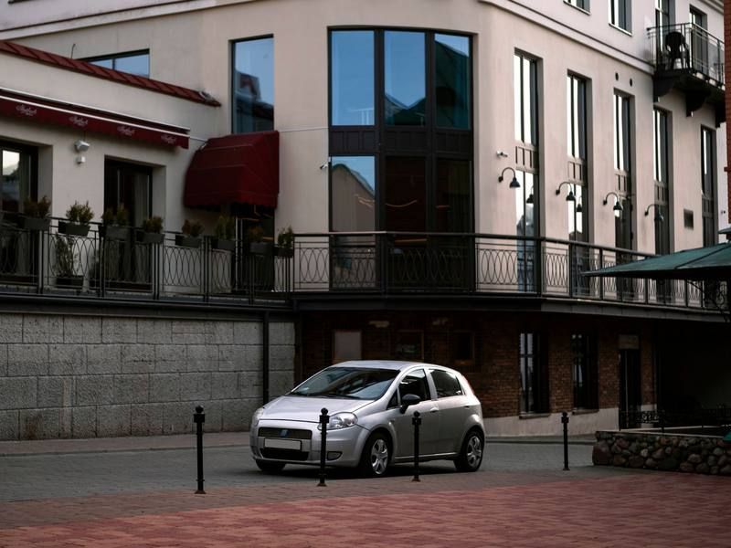 Citadine garée en ville