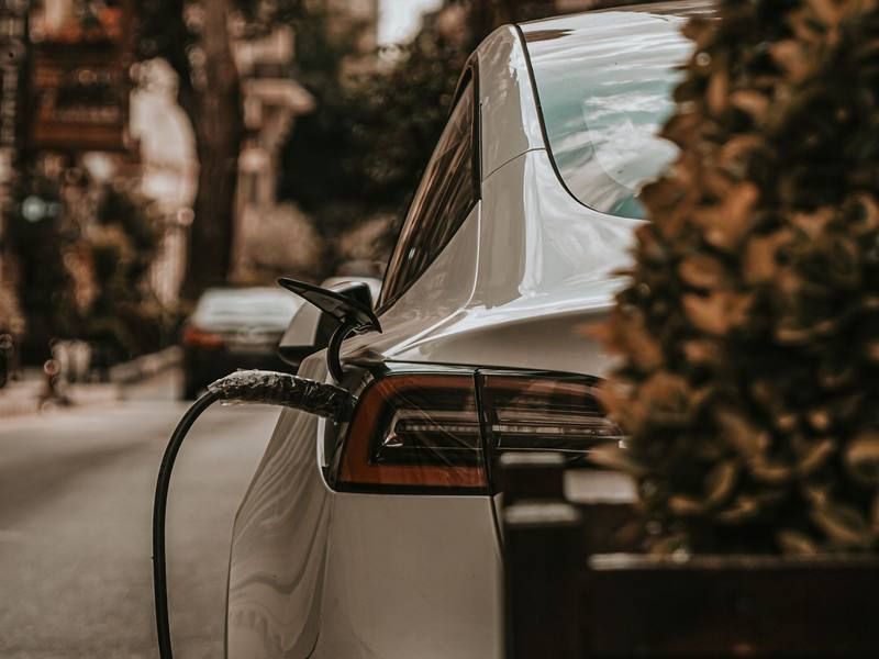 Voiture électrique en charge